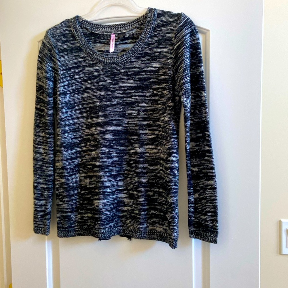 Beautiful sweater with button detail in back size S